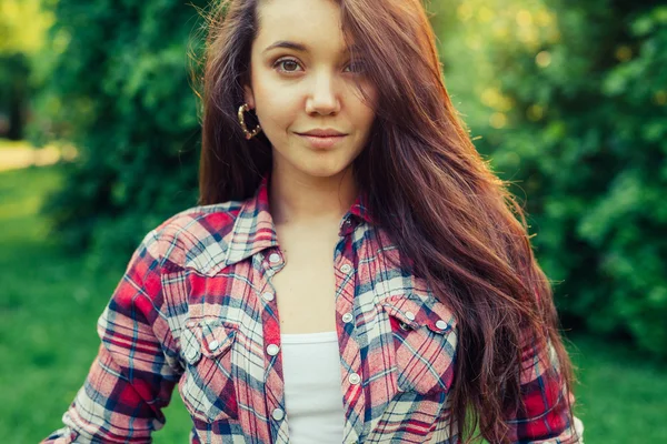 Chica de pelo castaño en el parque — Foto de Stock