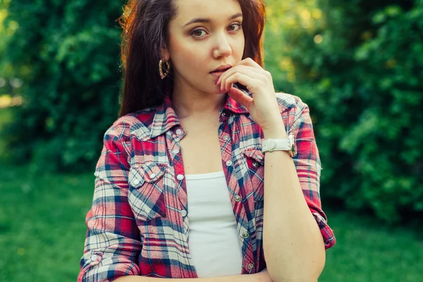 Bruin haar meisje in het park — Stockfoto