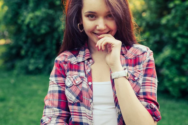 Menina de cabelo marrom no parque — Fotografia de Stock