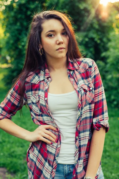 Chica de pelo castaño en el parque — Foto de Stock