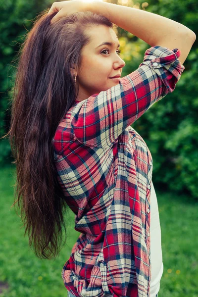 Chica de pelo castaño en el parque — Foto de Stock