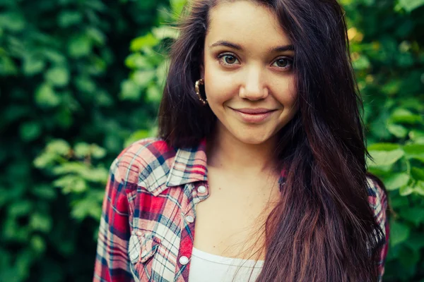 Brown hair girl  in the park — Stock Photo, Image