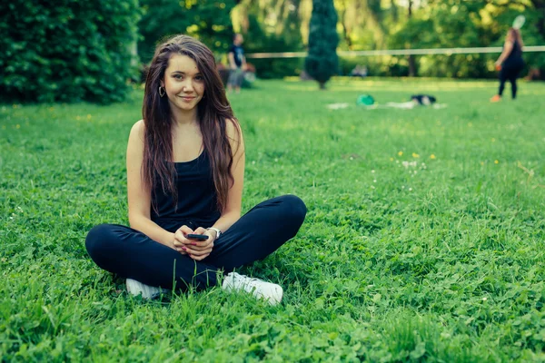 Akıllı telefon kullanan kumral kız