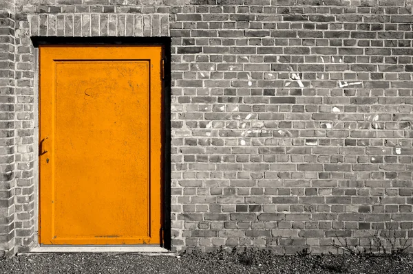 Pintu baja dari sebuah bangunan pabrik — Stok Foto