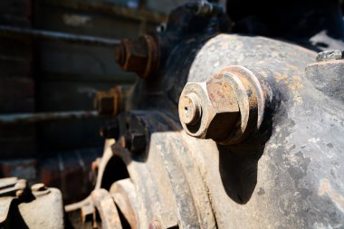 Terk edilmiş bir fabrikada somunlu civata 