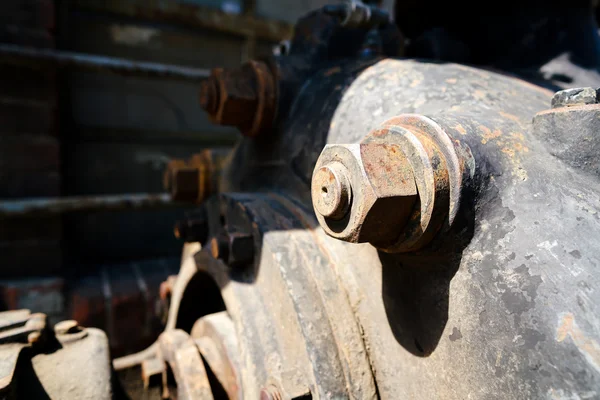 Boulon avec écrou dans une usine abandonnée — Photo