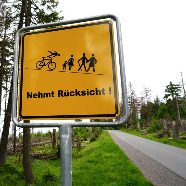 Schild auf dem Weg — Stockfoto