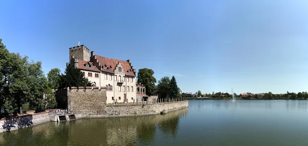 Castelo moated em Flechtingen — Fotografia de Stock