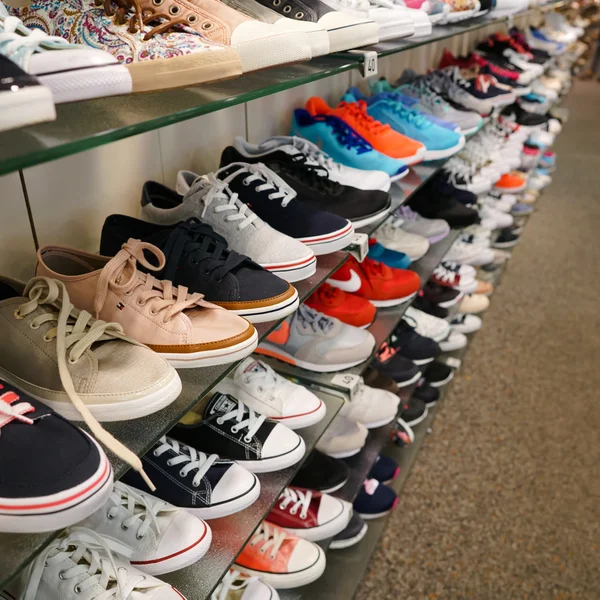 Schoenen in de winkel van een schoen — Stockfoto