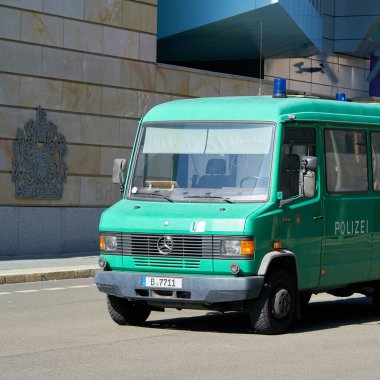 BERLİN, ALMANLIK 18 EYLÜL 2020: Berlin şehir merkezinde güvenliği korumak için polis varlığını artırdı                               