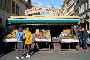  PRAG, CZECH REPLİK 30 EYLÜL 2019: 1232 'den beri var olan Prag' daki Havelsk Trit 'i (Havel Pazarı) ziyaret edenler                              