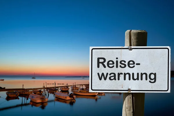 Schild Mit Der Aufschrift Reisewarnung Einem Urlaubszentrum Wegen Zunehmender Coronainfektionen — Stockfoto