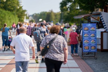 SINOUJSCIE, POLAND 12 EYLÜL 2020: Swinoujscie 'nin popüler sahil gezisinde bir çok büfede ve ayakta duran tatilciler                               