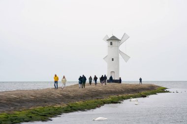 SEVGİLİ, POLİS 08, 2020: Polonya Baltık kıyılarındaki Swinoujscie 'nin simgesi olan Muhlenbake' de tatilciler                               
