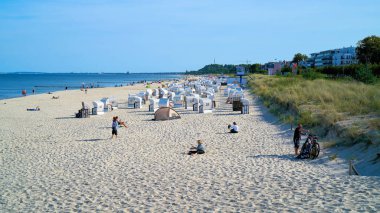 BANSIN, GERÇEK 13 EYLÜL 2020: Bansin 'de Alman Baltık kıyısındaki Yararlılık adasında tatilcilerle birlikte plaj