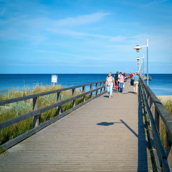 Bansin Deutschland September 2020 Urlauber Auf Der Seebrücke Von Bansin — Stockfoto