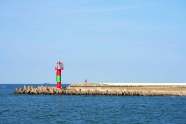 Polonya Baltık kıyısındaki Swinoujscie liman girişindeki deniz feneri.                                