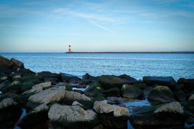  Almanya 'nın Warnemuende kıyısındaki doğu rıhtımındaki deniz feneri.                              