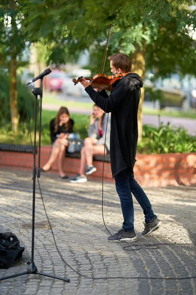 Swinoujscie Polonia 2020 Musicista Strada Con Violino Sul Lungomare Swinoujscie — Foto Stock