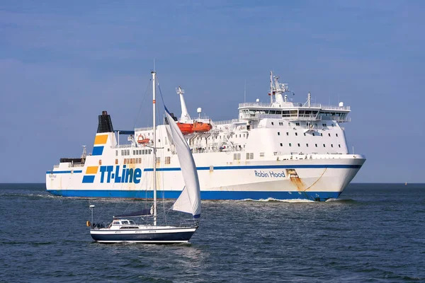 2020年9月12日 罗宾汉 号渡轮和一艘帆船在进入波兰波罗的海沿岸的斯威诺希斯港之前 — 图库照片
