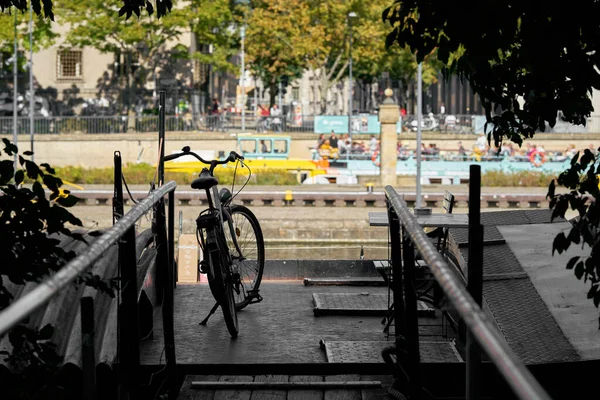 在柏林Fischerinsel附近的斯普雷河上的一艘船上骑自行车 — 图库照片