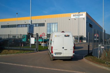  MAGDEBURG, GERMANY 12 Kasım 2020: Almanya 'da Magdeburg' da bir sanayi parkında online posta sipariş şirketi Amazon 'un dağıtım deposu                              