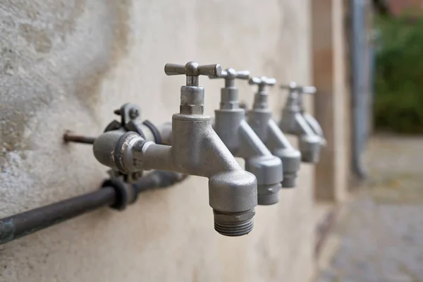 Robinets Pour Alimentation Eau Dans Jardin Sur Façade Une Maison — Photo