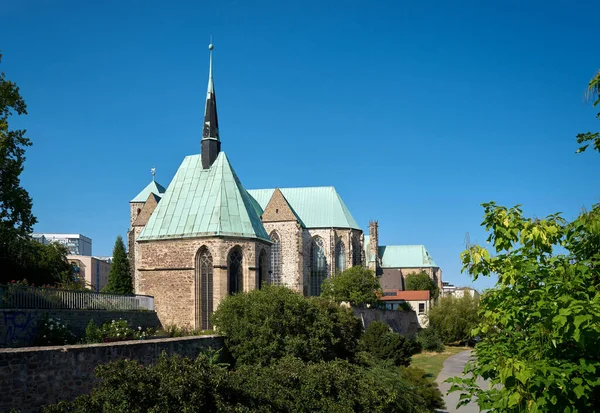 Magdalenenkapelle Elbufer Bei Magdeburg Dahinter Die Petrikirche Und Die Wallonische — Stockfoto