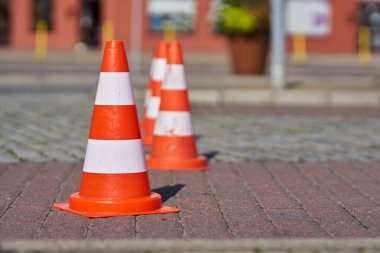 Polonya 'da Swinoujscie' de bir yol inşaatında trafik konileri ile bariyer                               