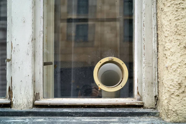 Lüftungsschlauch Einer Klimaanlage Fenster Eines Baufälligen Hauses Prag — Stockfoto