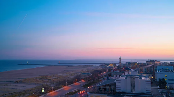 Küstenpanorama Und Leuchtturm Der Stadt Warnemünde Der Deutschen Ostseeküste — Stockfoto