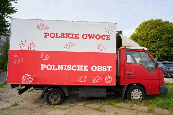 Swinoujscie Poland 2020年9月11日 ポーランド語とドイツ語でポーランド語の果物の碑文を持つトラック — ストック写真