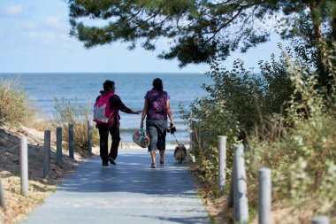 Heringsdorf, Almanya 10 Eylül 2020: Alman Baltık kıyısındaki Heringsdorf ve Ahlbeck arasındaki plaja giden tatilciler                               