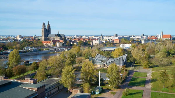  Rotehorn şehir parkından Magdeburg Katedrali 'ne bak, Elbe bisiklet yolu üzerinde şehrin dönüm noktası.                              