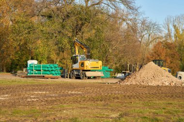 Magdeburg, Almanya 07 Kasım 2020: Kazı ve kanalizasyon boruları ile Magdeburg şehir parkında inşaat alanı 