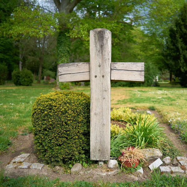 Croix Bois Sur Une Tombe Dans Cimetière — Photo