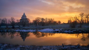    Almanya 'nın Magdeburg şehrinin kenar mahallelerindeki Jahrtausendturm' a Elbe Nehri üzerinden bir göz atın.                              
