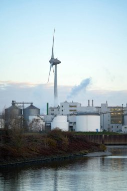 Liman Almanya 'nın Magdeburg şehrinin kuzeyinde. Arka planda bir rüzgar türbini.                               