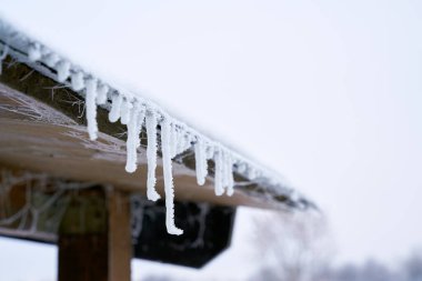 Soğuk bir kışta çatıda buz saçakları                               