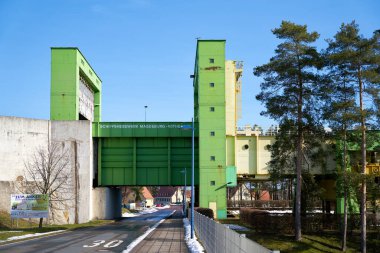 Magdeburg, Almanya 25 Şubat 2021: Tarihi gemi Rothensee 'yi 1938 yılında Magdeburg şehrinin kuzeyinden kaldırmıştır. Gemi, Mittelland Kanalı 'nı Elbe Nehri' ne bağlıyor..                               