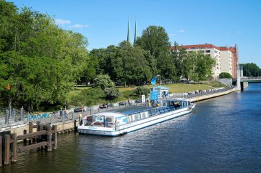 Berlin, Almanya 31 Mayıs 2020: Berlin Spree 'nin kıyısındaki rıhtımda gezinti teknesi