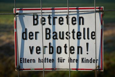  Üzerinde yazı olan çiti imzalayın. İnşaat alanına girmeyin. Ebeveynler çocuklarından sorumludur.                              