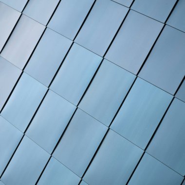 Almanya 'nın Magdeburg kentindeki modern bir binaya paslanmaz çelik cephe                               