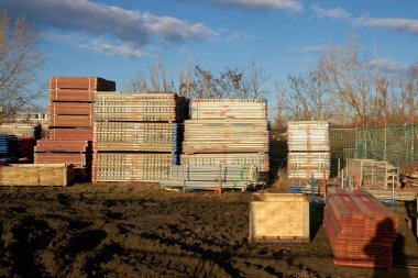  Almanya 'da Magdeburg' da bir inşaat sahasının iskelesinin parçaları.                              
