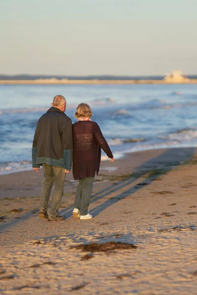 Swinoujscie Pologne Septembre 2020 Couple Personnes Âgées Marchant Sur Plage — Photo