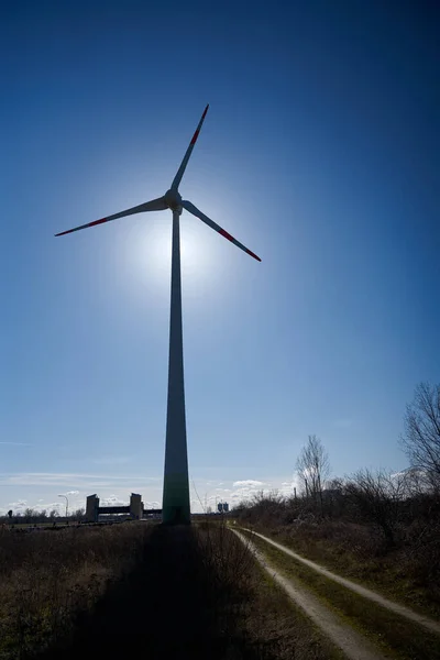 德国马格德堡市郊一台风力涡轮机的背光轮廓 — 图库照片