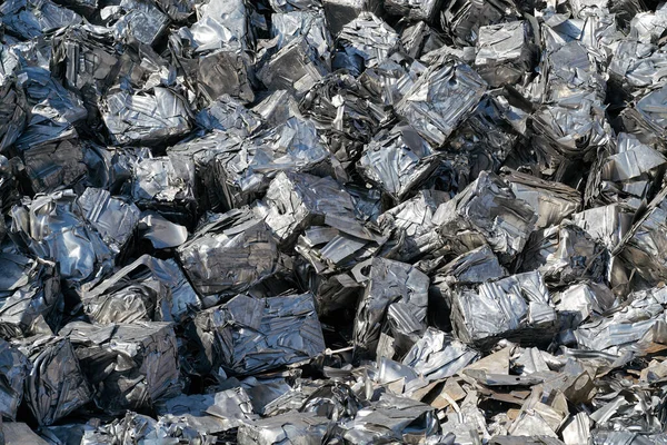 德国马格德堡港口的一个废品堆场里堆满了压碎的立方体 — 图库照片