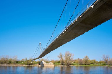  Almanya 'da Magdeburg yakınlarındaki Elbe nehrinin üzerindeki asma köprü.                              