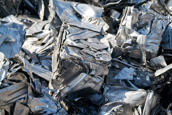  металлолом на свалке в порту в Магдебурге, Германия                              