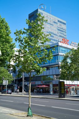 Berlin, Almanya 31 Mayıs 2020: The Europacenter from 1965 with the different Mercedes star in Berlin 's Charlottenburg district. Europacenter hala şehrin popüler alışveriş merkezlerinden biri..
